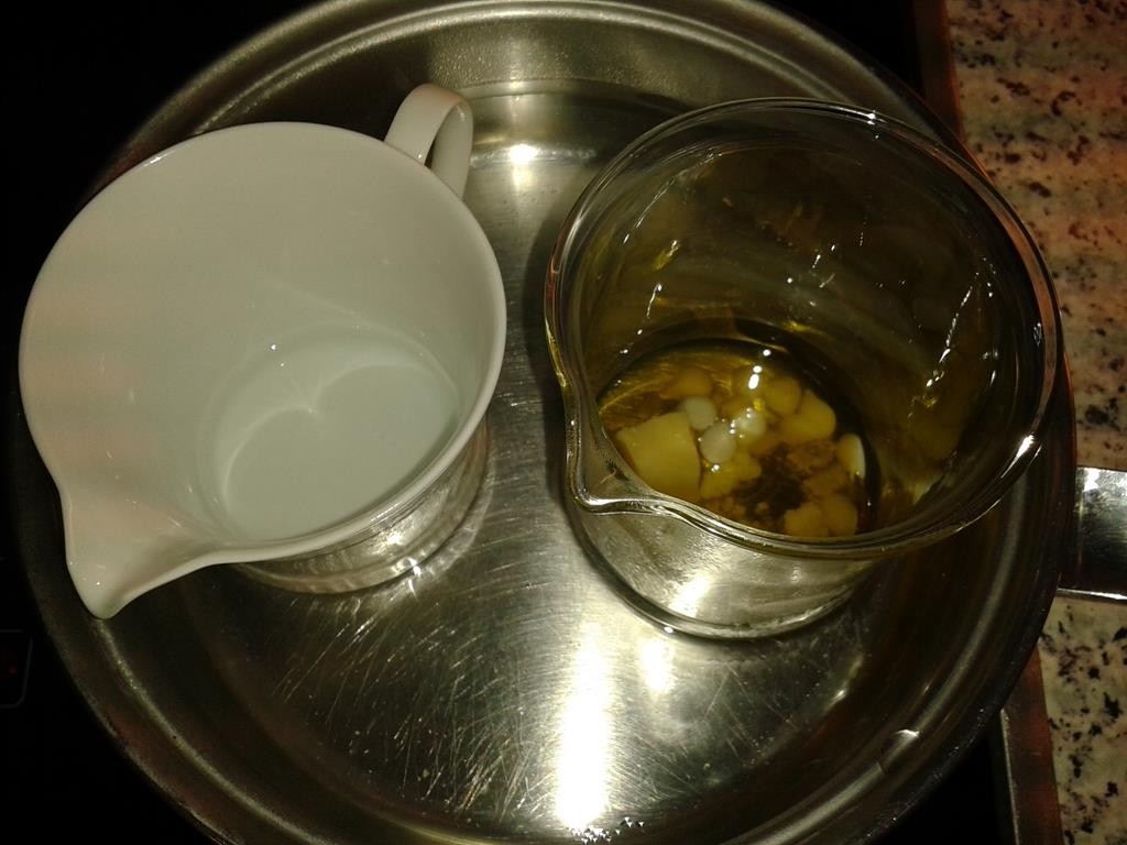 Beide Creme-Phasen im Wasserbad