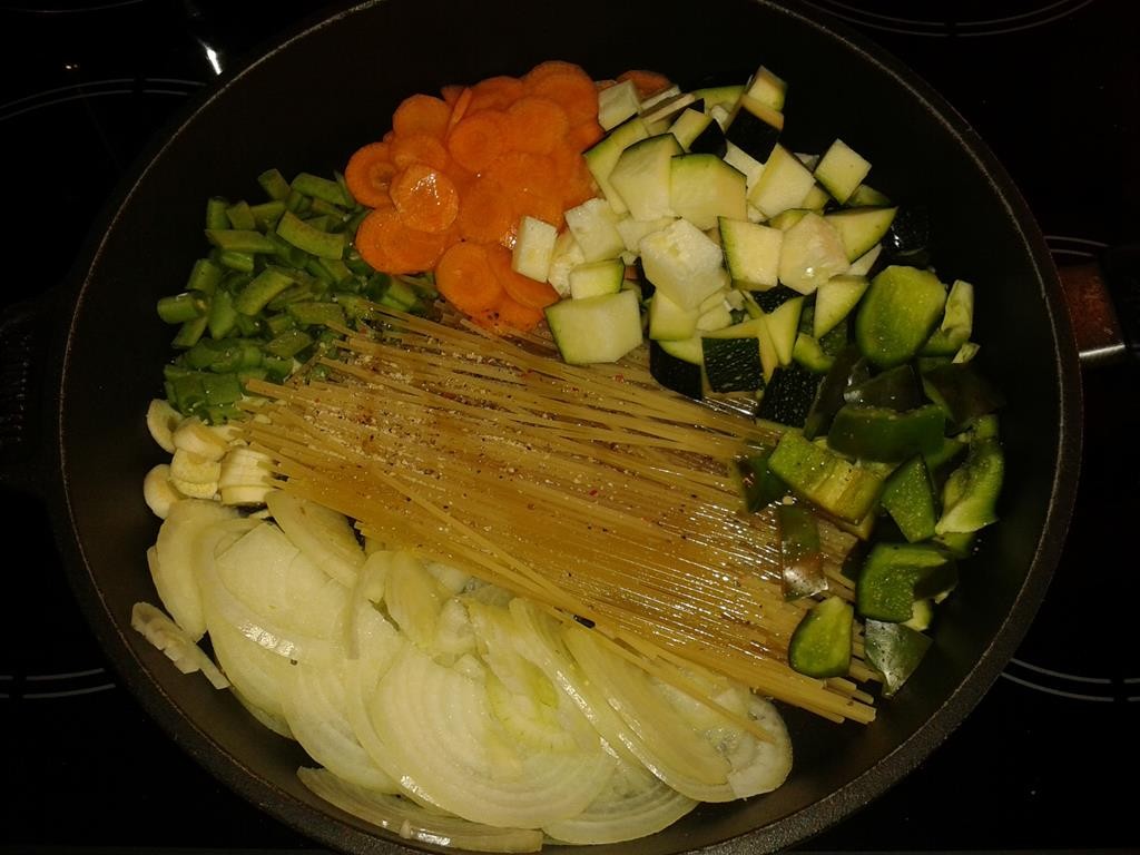 One-Pot-Pasta vor dem Kochen