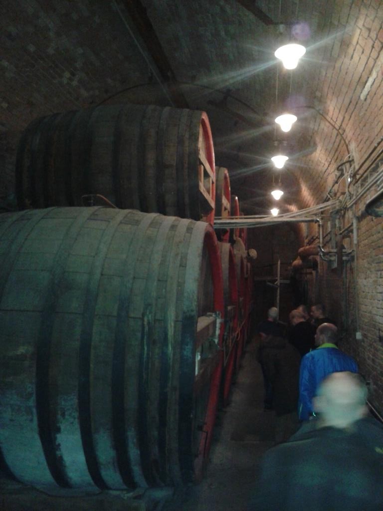 Riesige Bierfässer im Keller