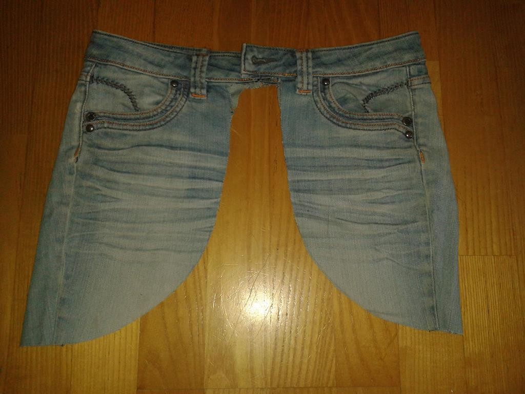 Jeans für Gartentasche zerschneiden