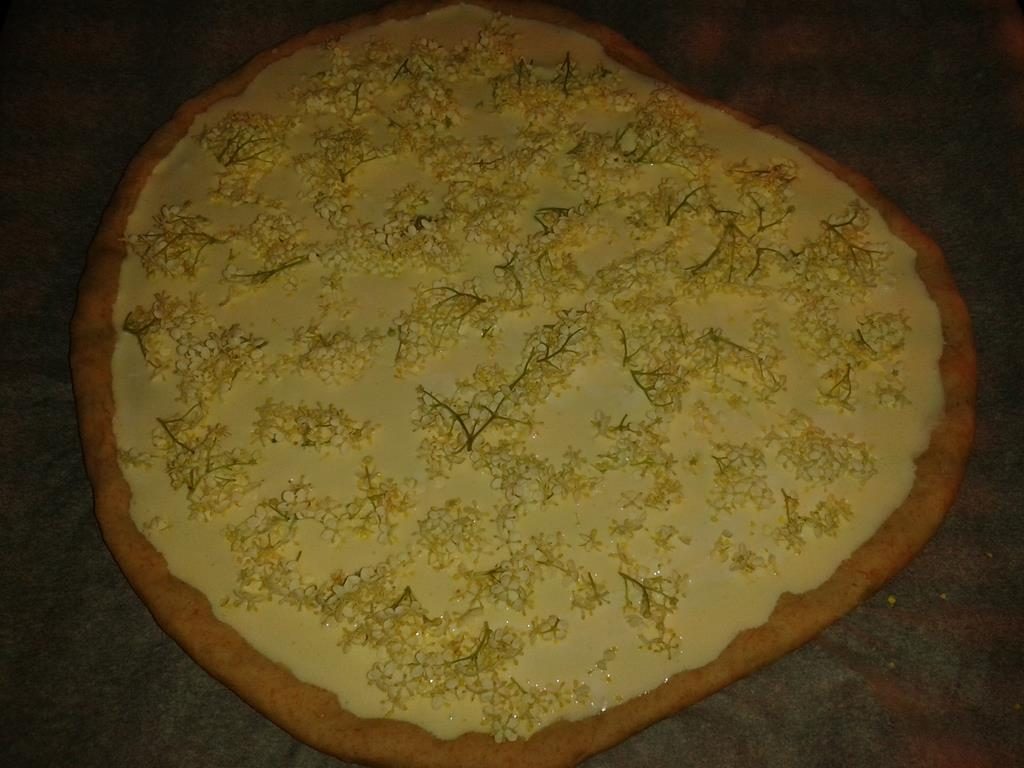 Holunderblüten-Flammkuchen vorm Backen