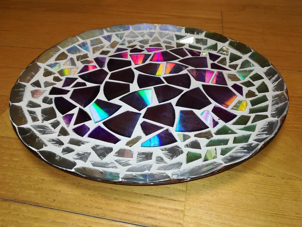 Fertige Mosaik-Schale aus alten DVDs
