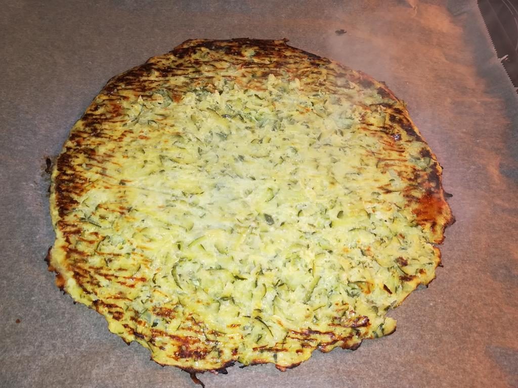 Pizzaboden aus Zucchini vorgebacken