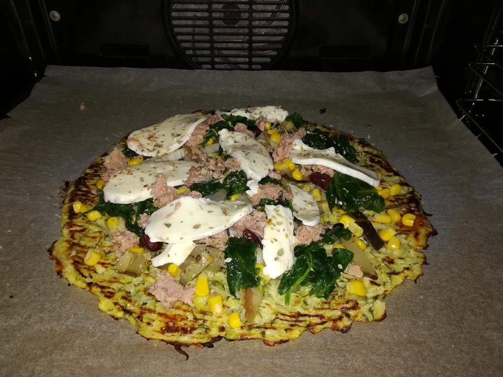 Pizzaboden aus Zucchini fertig belegt