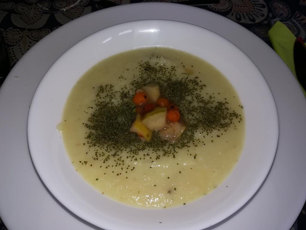 Pastinaken-Sellerie-Cremesuppe mit Quecke und Kompott