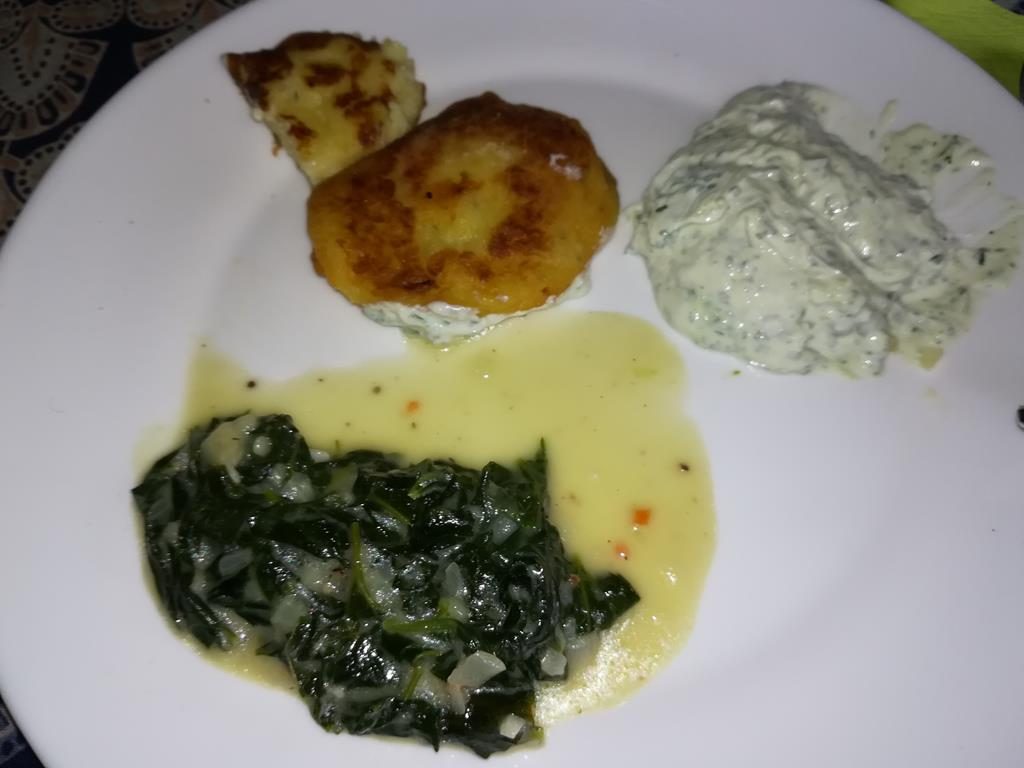 Kartoffellaibchen mit frischen Wilde-Möhre-Samen und Bibernellen-Wiesenknopf-Sauce, dazu Spinat vom Guten Heinrich