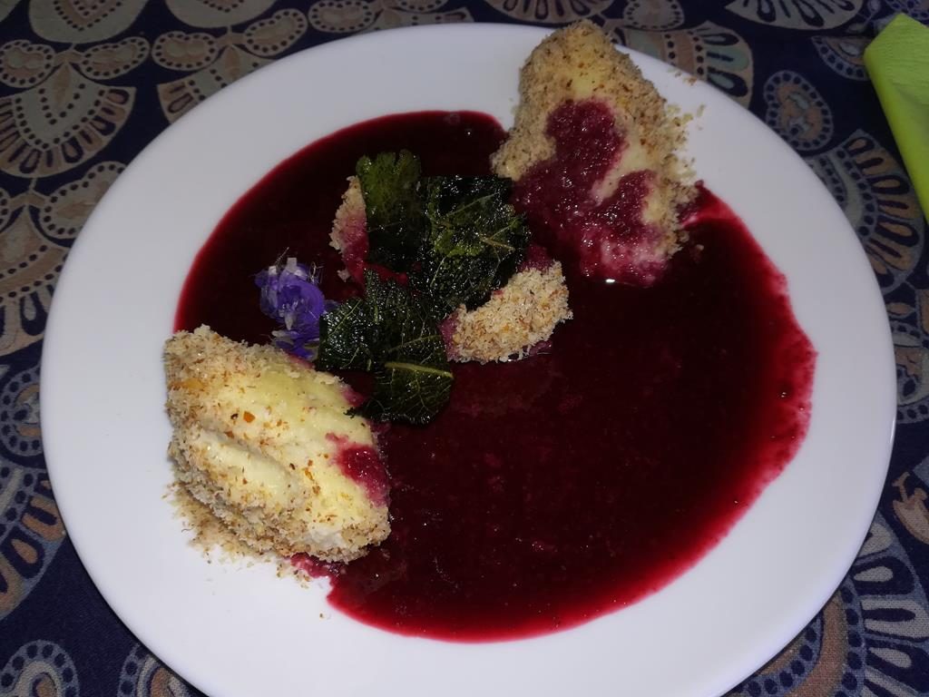 Topfennockerl in Mandel-Bucheckern-Brösel mit Brombeer-Kornellkirschen-Sauce und geröstetem Wiesensalbei