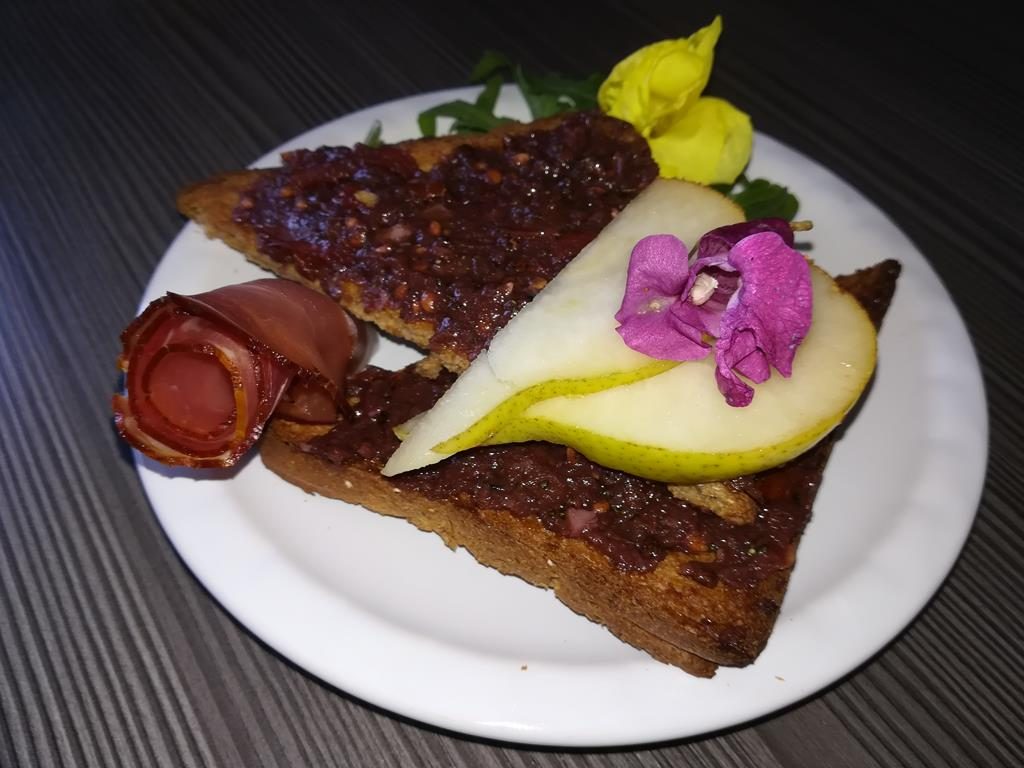 Weißdornpesto auf Toastbrot mit Birnenscheiben