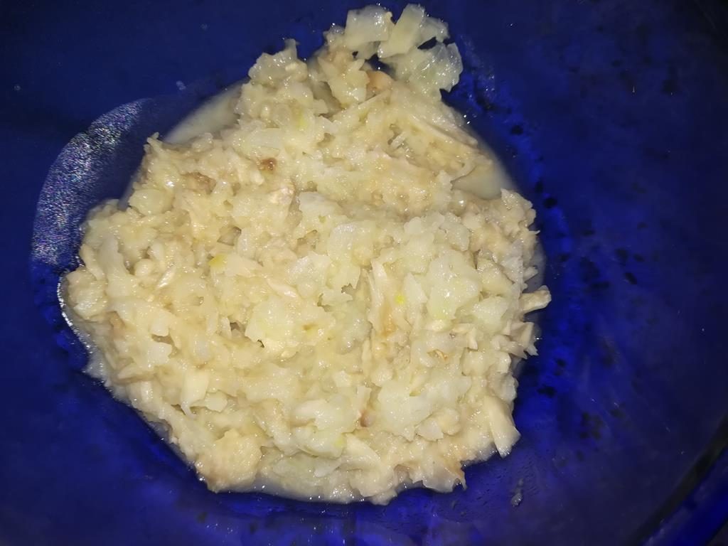 Paste aus Zwiebel, Knoblauch, Champignons
